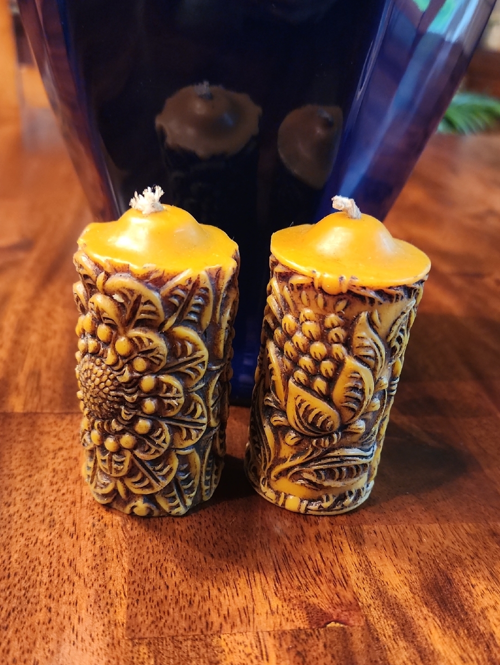 Kerze Geschotzt Deep Yellow Floral Carved Pillar Candles - Set of 2 Vintage New